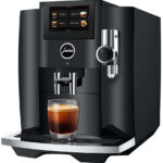 Jura S8 Kaffeevollautomat mit Touchscreen bereitet einen Espresso direkt aus dem integrierten Automaten zu.