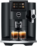 Jura S8 Kaffeevollautomat mit Touchscreen, Titan-Schwarz, serviert zwei Espressos, integriertem Milchaufschäumer und Frontdisplay.