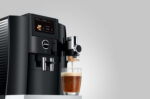 Jura S8 Kaffeevollautomat mit Touchscreen bereitet einen Kaffee zu, zeigt Display und Tropfen-Extraktion.