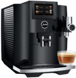 Jura S8 Kaffeevollautomat mit Touchscreen, schwarzes Edelstahldesign, integrierte App-Steuerung,Display zeigt verschiedene Kaffeegetränke, Brühgruppe, Milchschaumdüse, Tassengröße, Espressolauf mit fertig zubereitetem Cappuccino.
