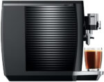 Jura S8 Kaffeevollautomat mit Touchscreen; integrierte Espressotasse mit cremigem Espresso direkt aus dem Auslauf.