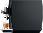 Jura S8 Kaffeevollautomat mit Touchscreen, seitliche Espressomaschine und Tassenunterlage mit kleinem Milchschaum-Getränk.