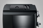 Jura S8 Kaffeevollautomat mit Touchscreen und seitlicher Dampfdüse, kompakte schwarze Maschine.