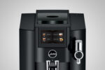 Jura S8 Kaffeevollautomat mit Touchscreen und App-Steuerung, schwarzes Gehäuse, integrierter Bildschirm, seitlich Spirale Metall-Pad mit Milchaufschäumer.
