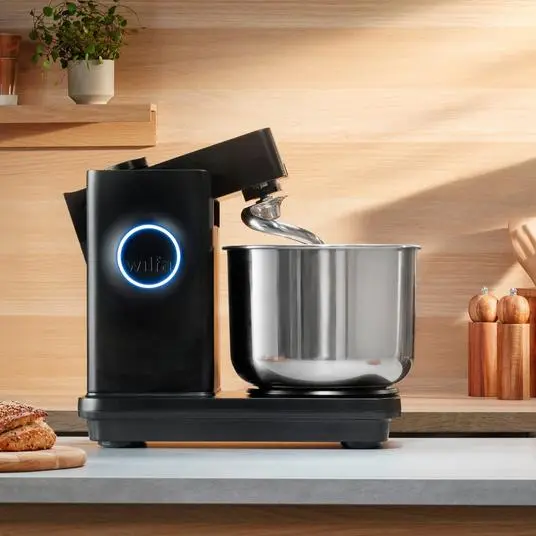 Moderner Standmixer mit beleuchtetem Ring am Bedienfeld und Edelstahl-Küchenmaschine auf einer Küchenarbeitsplatte.